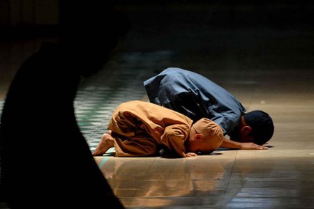 muslim-children-offering-prayer